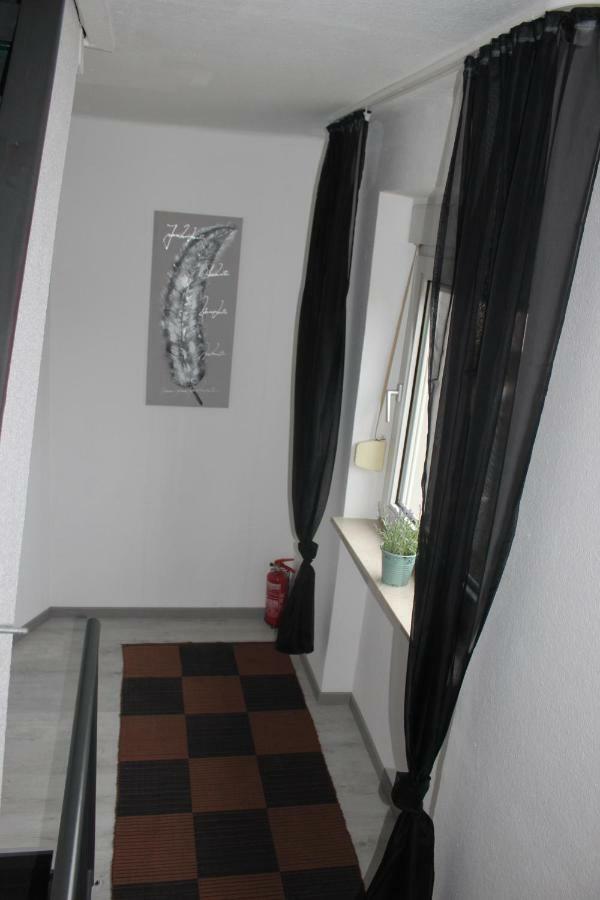 Gut gelegenes Appartment mit Wifi, Parkplatz, Wama, Trockner usw. Kaiserslautern Exterior foto